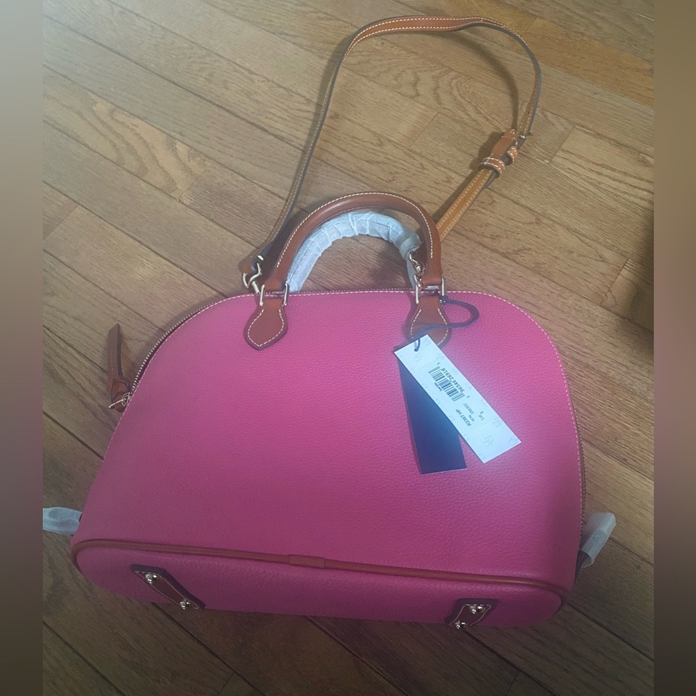 A beautiful Dooney & Bourke Pebble Grain Dome Satchel Hand Bag.